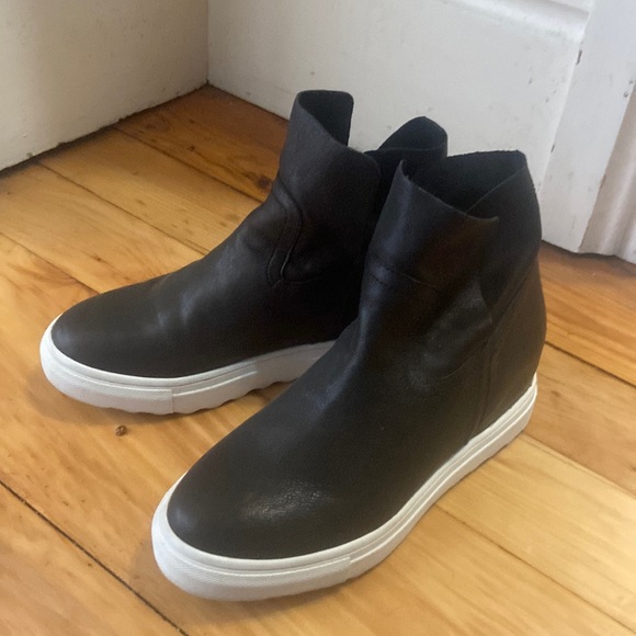 JSlides | Posh Hidden Wedge Round toe Platform Sneaker - Picture 1 of 3